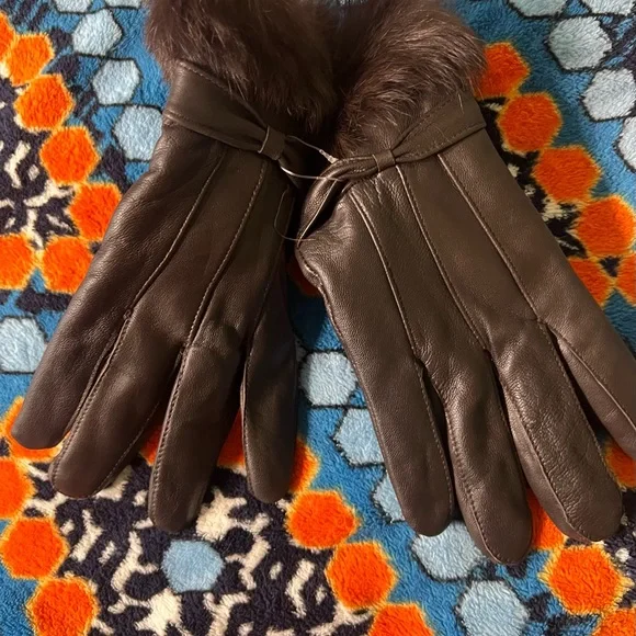 Brown Women’s Leather gloves with trim - Picture 2 of 3